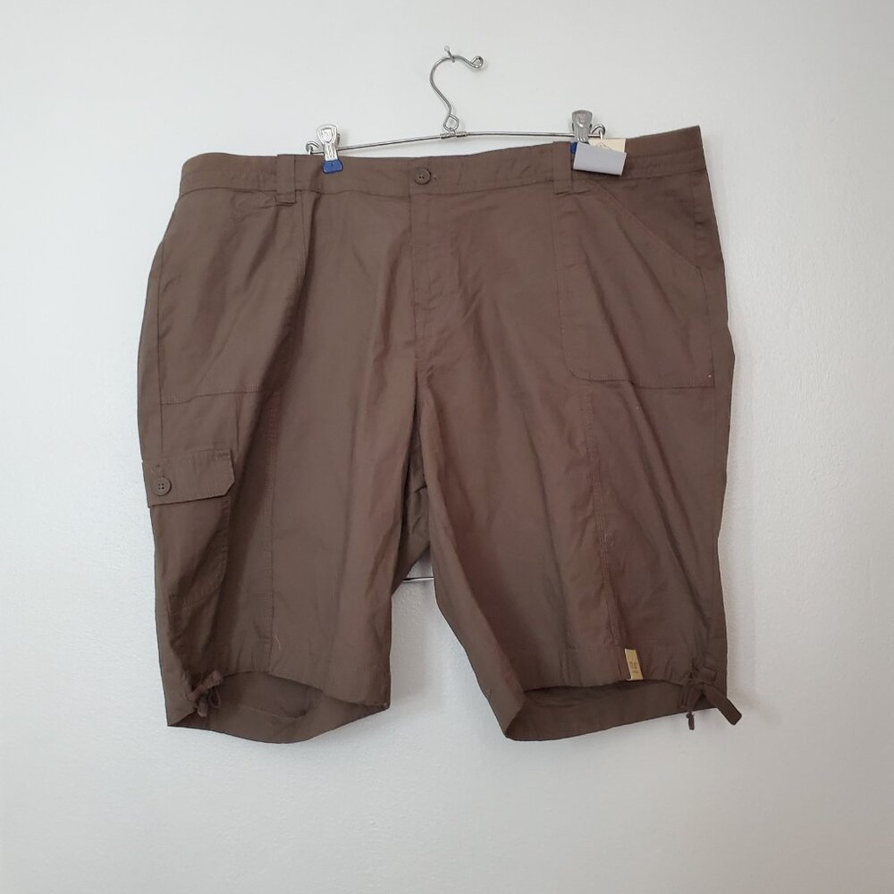 Women's Plus Size Bemuda Shorts 24W Set of 2 White A3 & Green St Johns Bay - Picture 2 of 14